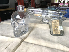 HUMOUR 2 Bouteille en verre humour revolver et crâne tête de mort original