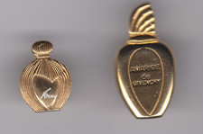 Lot de 2 pin's dorés Parfums - Nina de Ricci et Amarige de Givenchy