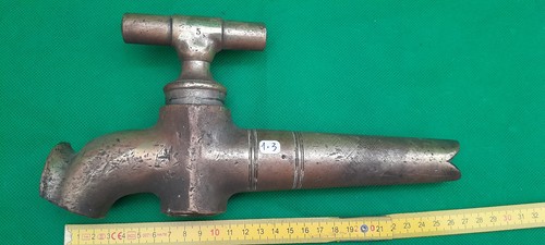 Outil ancien gros robinet en - outil,