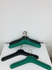 6 cintres vintage skai noir et vert, simili cuir, clous