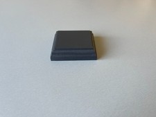 socle en bois peint en gris foncé pour figurines et maquettes 8 X 7,2 cm