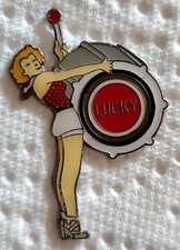A25 Pin's Pins Pin épinglette Cigarette Tabac Femme Pin Up Lucky Strike