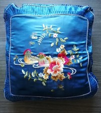 Housse de Coussin Brodée mains Bleu Nuit Motif Jardin d'Asie (modèle B)