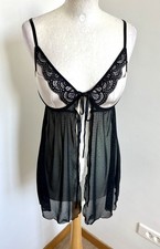 nuisette T36 en voile noir et transparent et bonnet en satin ouverte devant 855!