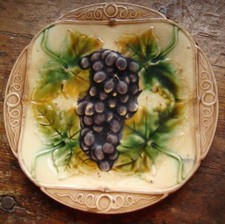 Ancienne assiette en barbotine