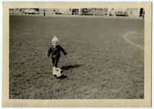 Petit garçon jouant au foot