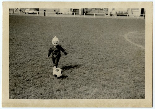 Petit garçon jouant foot - petit,