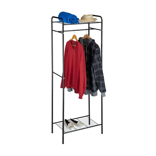 Portant vêtements avec - à,