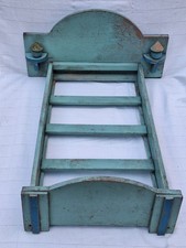 Lit de poupée ancien en bois