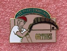 T08 Pins ORTHEZ Joueur de PELOTE BASQUE Chistera Ville Aquitaine lapel pin