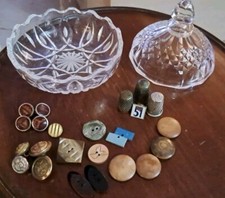 Lot Brocante Bouton 3 Dés Coudre Coupelle Couvercle Cristal Pins Pastis Ancien 