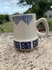 PICHET EN CERAMIQUE BLANC ET BLEU DE 7 CM MARQUE EN DESSOUS