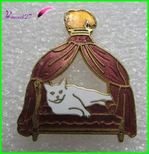 Pin's Vivre comme un pacha - Chat blanc dans lit à baldaquin RARE*  #1456