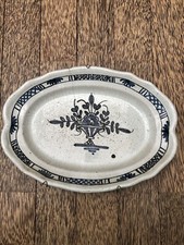 ANCIEN PLAT CUL NOIR EN FAIENCE  SIGNEE- MOTIF AU PANIER - L. 37 cm -