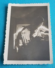 Photo SNAPSHOT vers 1930 petit garçon sur une chaise