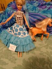 Lot=2pièces, poupée barbie 1998 robe gitane à paillettes + et son petit poney