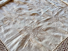 Grand Châle de Canton en soie beige brodée de pivoines, Chine début XXe