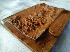 Un bas-relief publicitaire