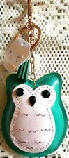 Bijou de sac à main ou porte clefs chouette cuir vert et blanc et métal doré