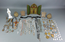 Lot d'objets religieux, médailles, chapelets, croix, statuettes, France.