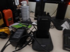 kenwood TK-260 G (n) radio uhf avec son chargeur