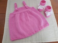 Robe bébé  NEUVE 0/3 mois rose fuschia tricotés main et ses chaussons assortis