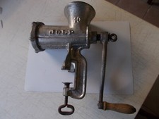 Ancien hachoir à viande manuel, en fonte.