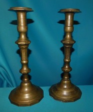 PAIRE D'ANCIENS BOUGEOIRS EN BRONZE . CHANDELIER . H 30 cm . poids 850gr pièce