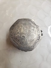 Amulette en argent repoussé |