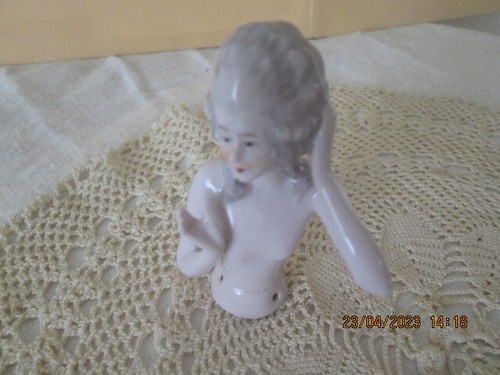 Demi figurine poupee - demi, a