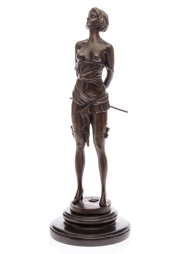 Statuette femme dominatrice - ,