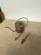 Petit arrosoir en cuivre avec 2 petite pelle 1 légère bosse au bord