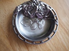 VIDE POCHE EN ETAIN. DECOR 2 ROSES CENDRIER  DIAMETRE 11 CM.TBE