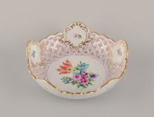 Herend, Hungary. Bol ouvert en porcelaine avec fleurs polychromes peintes à l...