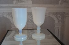 LOT DE DEUX VERRES EN OPALINE DE CRISTAL DE SEVRES EN PARFAIT ETAT SIGNES