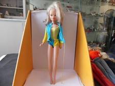 JOUET ANCIEN POUPEE MANNEQUIN TRESSY BELLA TENUE MER JAUNE ET BLEU