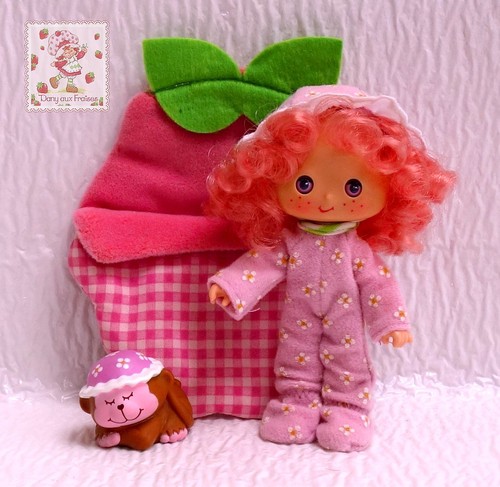 1984 strawberry shortcake - strawberry,