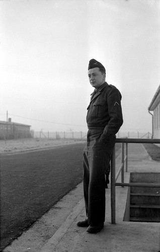 Homme militaire debout - , appuyé