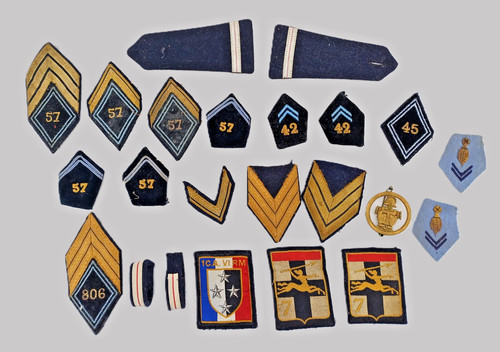 Militaria lot insignes - militaria,