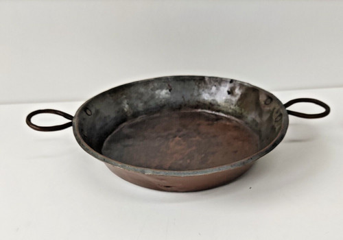 Ancienne casserole basse avec