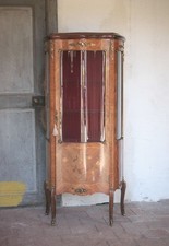 Meuble vitrine en marqueterie, vitrine galbée Louis XV style, Marquant P