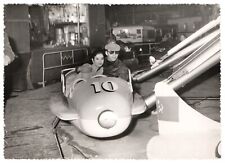 photo anonyme grand snapshot 1960 couple manège avion - fête foraine