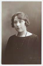 Portrait studio jeune femme élégante - Photo ancienne RPPC