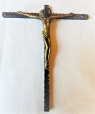 Crucifix à accrocher en fer forgé et bronze - 18,50 cm x 16,50 cm - poids 240 gr
