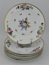 6 assiettes porcelaine de Paris, XIXe, décor de fleurs et de dorures.