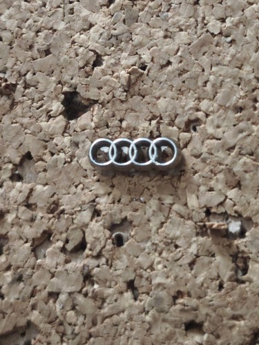 Pin audi discret petit - pin's,