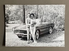 Photo voiture ancienne de sport RENAULT FLORIDE ou Caravelle Couple Foret