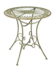 Une table de jardin ronde en