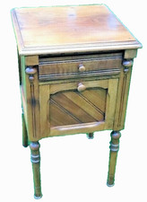 Table de chevet ancienne en Noyer avec tiroir et porte abattante