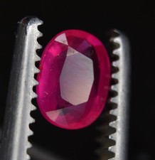 rubis 0.9ct certifié GIL non chauffé Mozambique FMG Gemstones